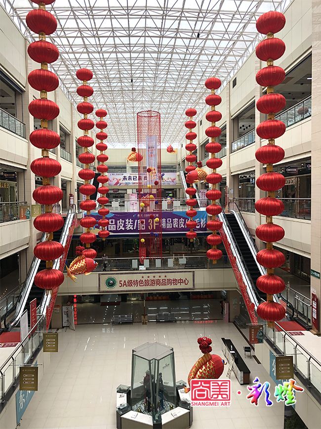 鯉魚彩燈與大紅燈籠裝點(diǎn)的商場(chǎng)中庭